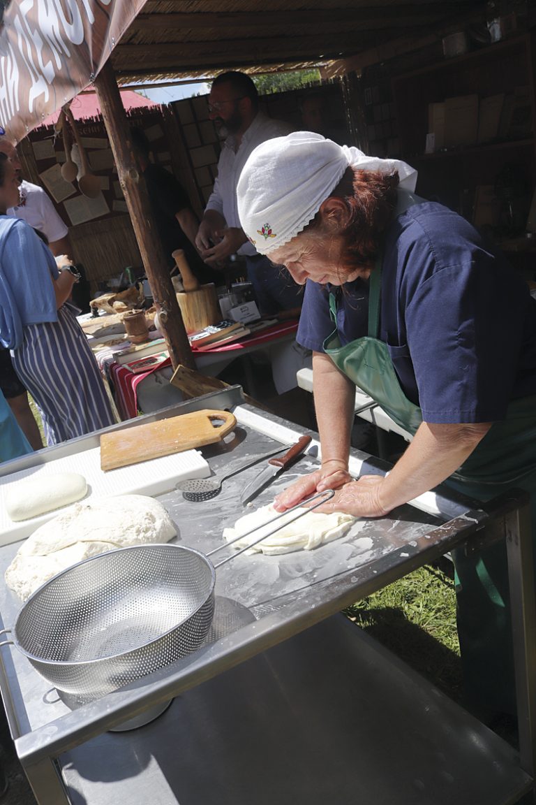 Мина Варджиева, майсторката  на месения кашкавал “гьобек”