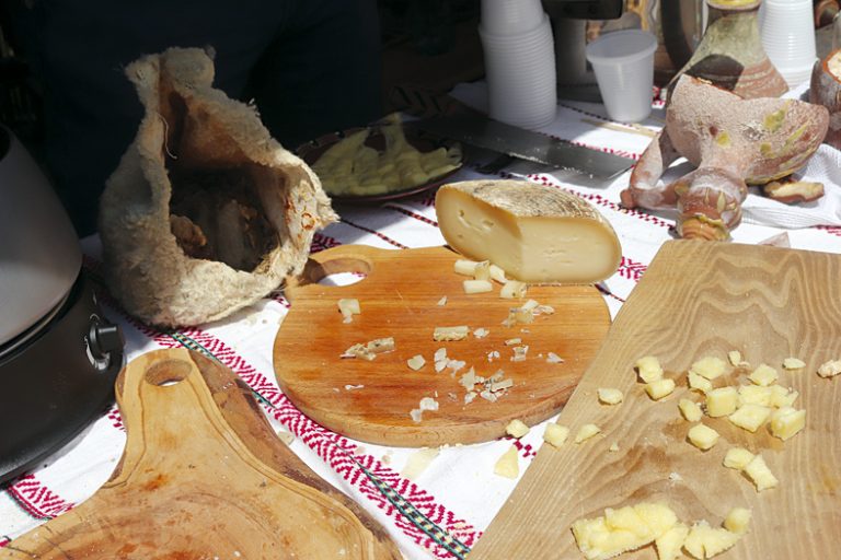 Мина Варджиева, майсторката  на месения кашкавал “гьобек”