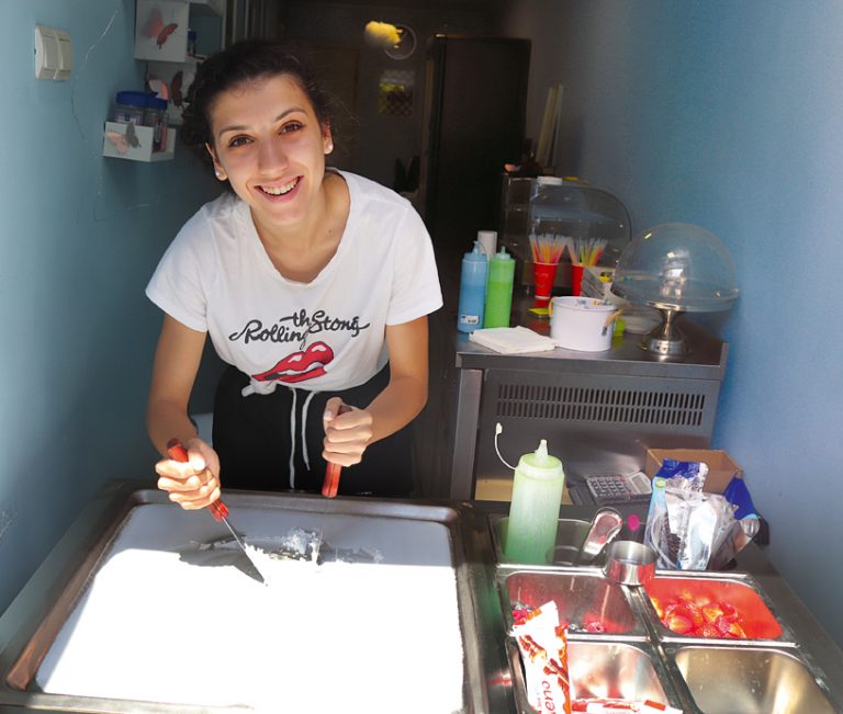 Общество | Рая – майсторката на  тайландския сладолед