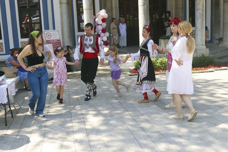 Майстори на плетивата от цялата страна се събраха във В. Търново