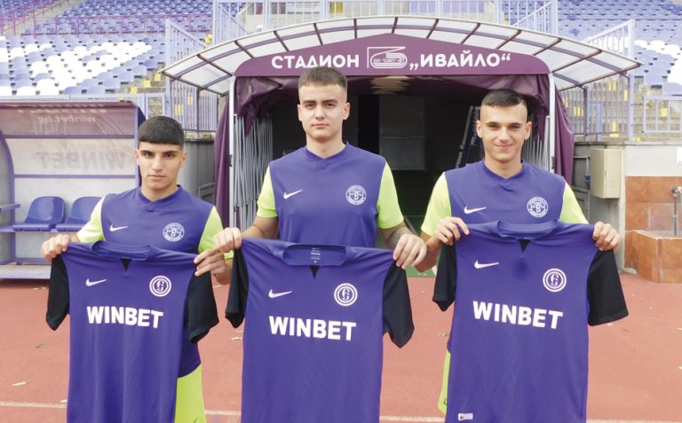 Спорт | Трима юноши от школата  с първи договори