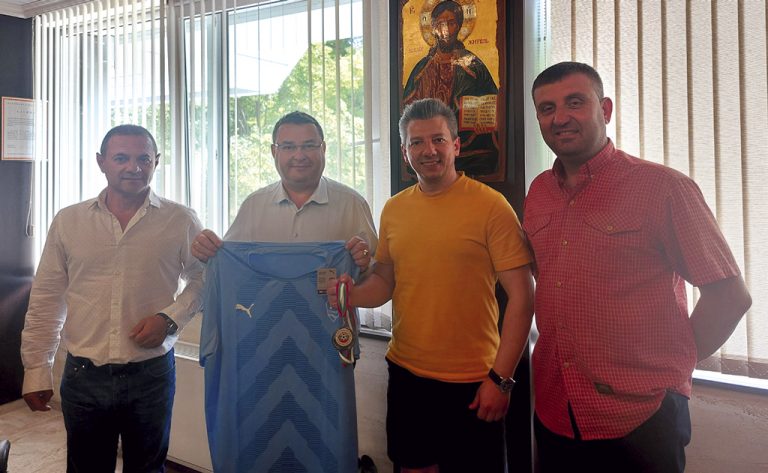 Спорт | “Академик” връчи на кмета на Свищов медал от второто място