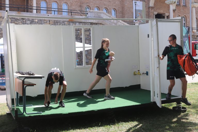 Ученици гасиха пожари и поставяха противогази