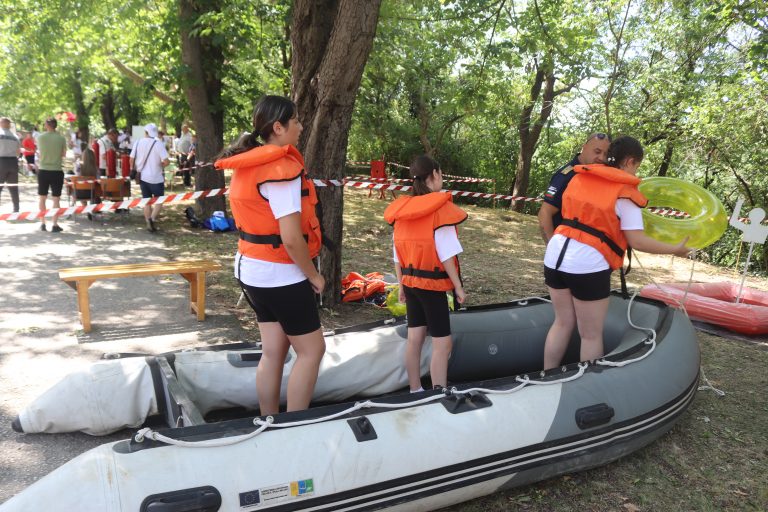 Ученици гасиха пожари и поставяха противогази