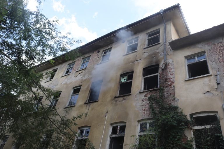 Запали се една от сградите в Старото военно училище