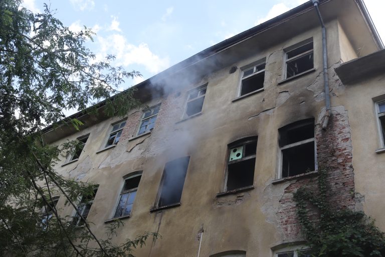 Горещи новини | Запали се една от сградите в Старото военно училище
