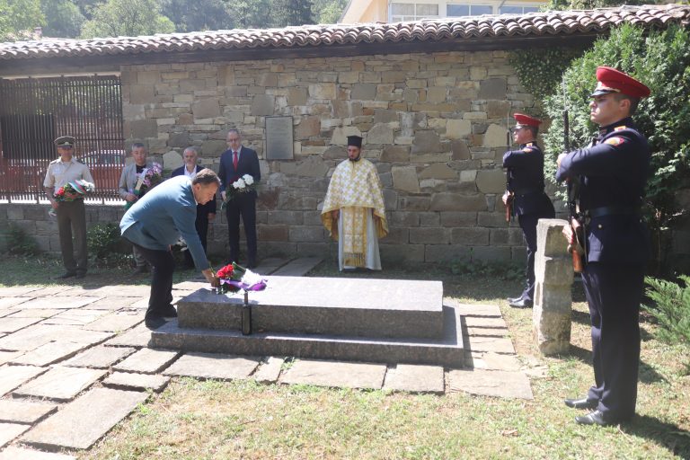 Горещи новини | С военен ритуал почетоха паметта  на 110 убити търновски боляри