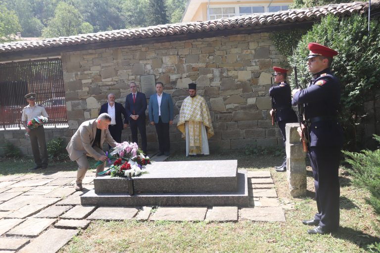С военен ритуал почетоха паметта на 110 убити търновски боляри