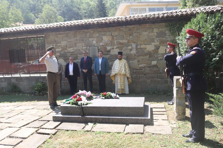 С военен ритуал почетоха паметта на 110 убити търновски боляри