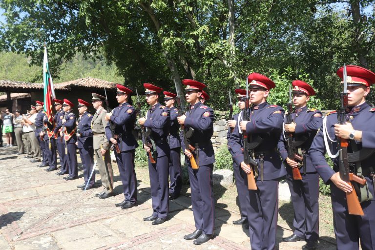 С военен ритуал почетоха паметта на 110 убити търновски боляри