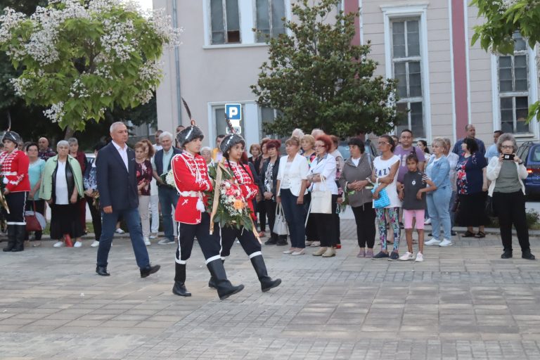 Лясковчани отдадоха почит на Ботев и героите със заря-проверка