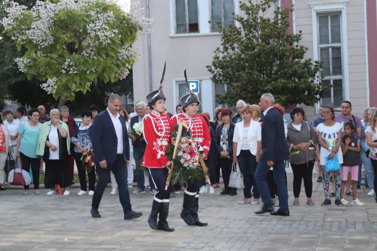Лясковчани отдадоха почит на Ботев и героите със заря-проверка
