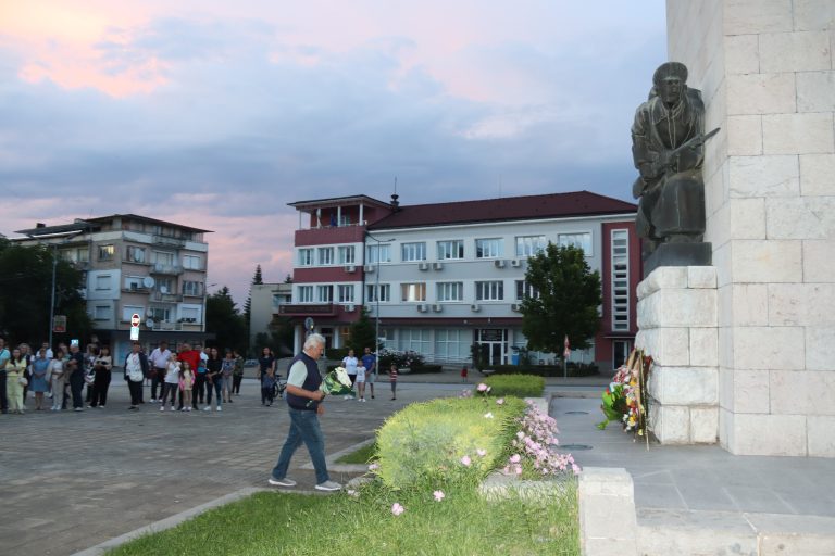Лясковчани отдадоха почит на Ботев и героите със заря-проверка