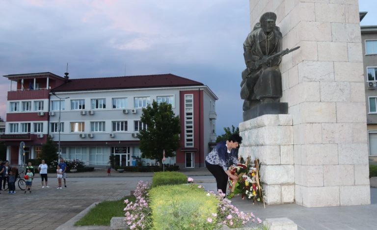 Лясковчани отдадоха почит на Ботев и героите със заря-проверка