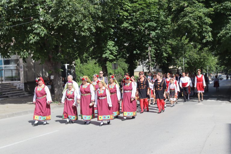 В Лясковец Фестивал „Красотата на душата“ показа творчеството на майсторката на народни носии и сценични облекла Анелия Тахрилова