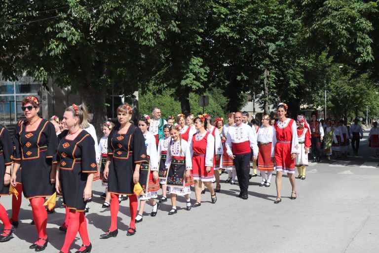 В Лясковец Фестивал „Красотата на душата“ показа творчеството на майсторката на народни носии и сценични облекла Анелия Тахрилова