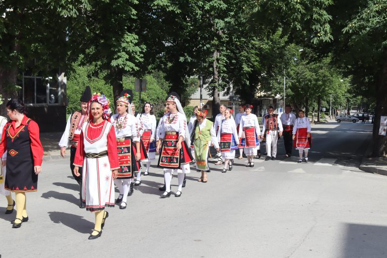 В Лясковец Фестивал „Красотата на душата“ показа творчеството на майсторката на народни носии и сценични облекла Анелия Тахрилова