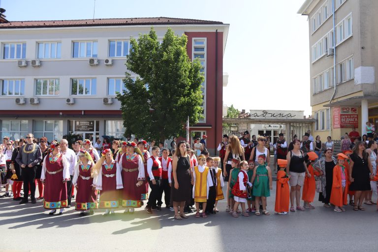 В Лясковец Фестивал „Красотата на душата“ показа творчеството на майсторката на народни носии и сценични облекла Анелия Тахрилова