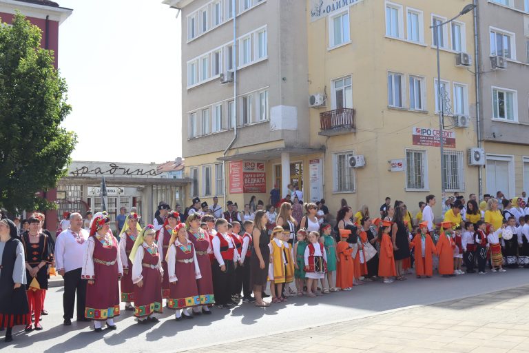 В Лясковец Фестивал „Красотата на душата“ показа творчеството на майсторката на народни носии и сценични облекла Анелия Тахрилова