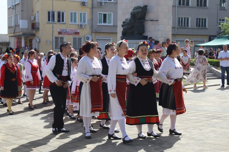 В Лясковец Фестивал „Красотата на душата“ показа творчеството на майсторката на народни носии и сценични облекла Анелия Тахрилова