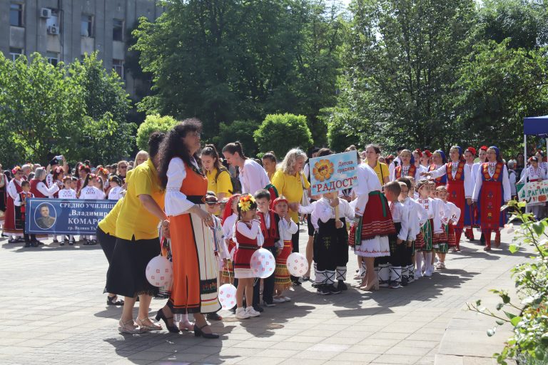 В Лясковец Фестивал „Красотата на душата“ показа творчеството на майсторката на народни носии и сценични облекла Анелия Тахрилова