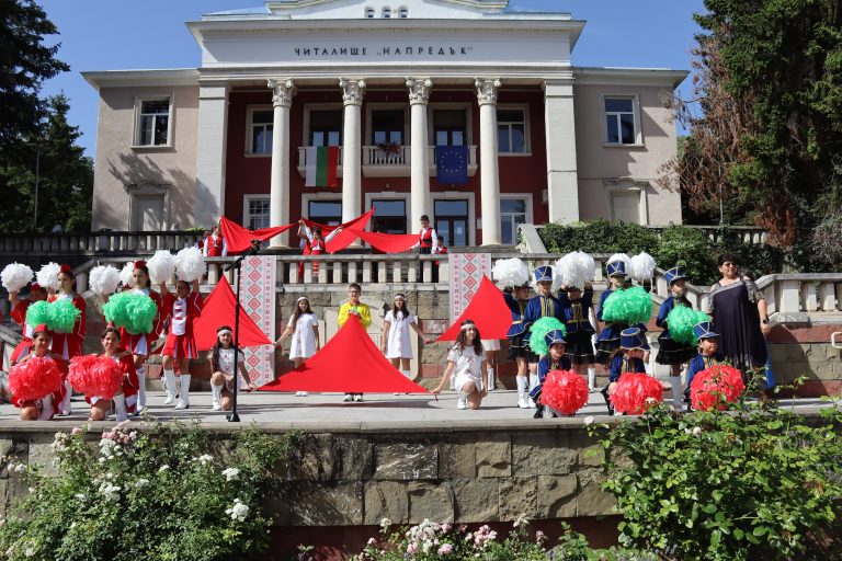 В Лясковец Фестивал „Красотата на душата“ показа творчеството на майсторката на народни носии и сценични облекла Анелия Тахрилова