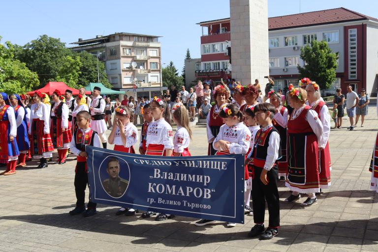 В Лясковец Фестивал „Красотата на душата“ показа творчеството на майсторката на народни носии и сценични облекла Анелия Тахрилова