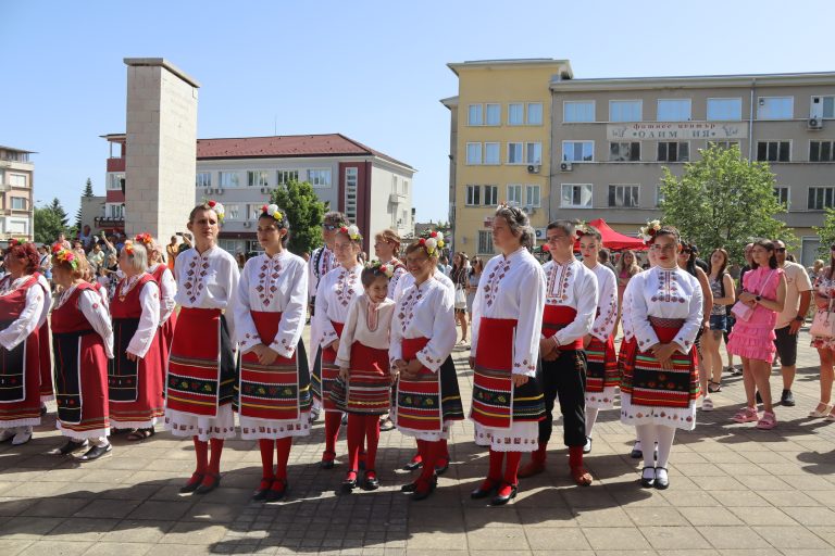 В Лясковец Фестивал „Красотата на душата“ показа творчеството на майсторката на народни носии и сценични облекла Анелия Тахрилова