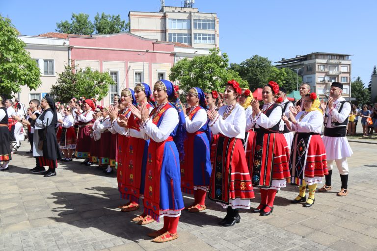 В Лясковец Фестивал „Красотата на душата“ показа творчеството на майсторката на народни носии и сценични облекла Анелия Тахрилова