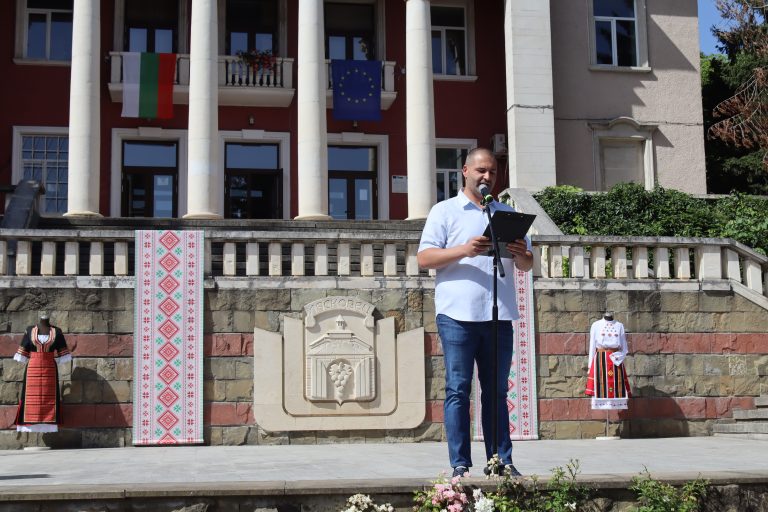 В Лясковец Фестивал „Красотата на душата“ показа творчеството на майсторката на народни носии и сценични облекла Анелия Тахрилова