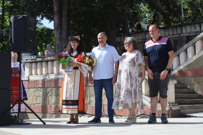 В Лясковец Фестивал „Красотата на душата“ показа творчеството на майсторката на народни носии и сценични облекла Анелия Тахрилова