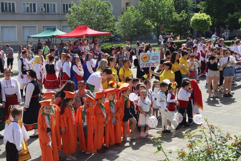 В Лясковец Фестивал „Красотата на душата“ показа творчеството на майсторката на народни носии и сценични облекла Анелия Тахрилова