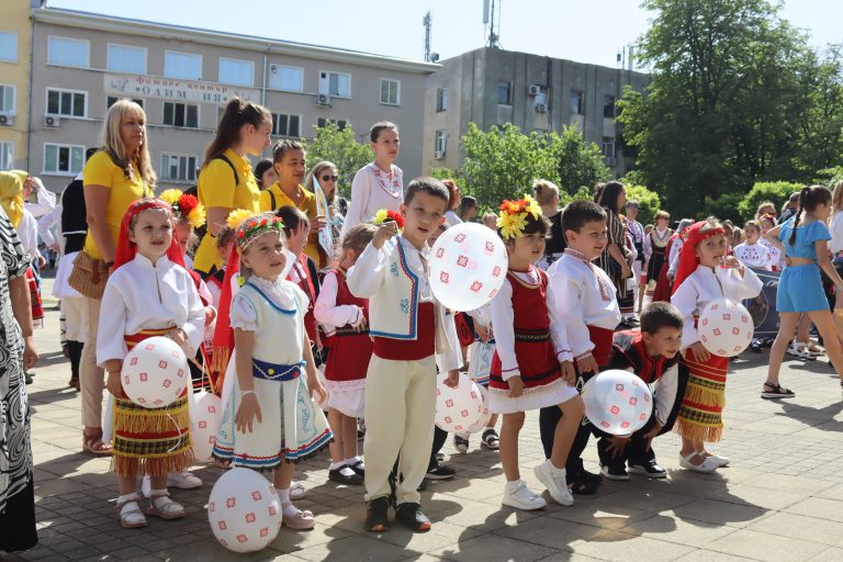 В Лясковец Фестивал „Красотата на душата“ показа творчеството на майсторката на народни носии и сценични облекла Анелия Тахрилова