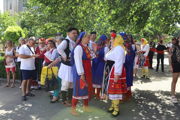 В Лясковец Фестивал „Красотата на душата“ показа творчеството на майсторката на народни носии и сценични облекла Анелия Тахрилова