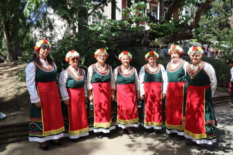 В Лясковец Фестивал „Красотата на душата“ показа творчеството на майсторката на народни носии и сценични облекла Анелия Тахрилова