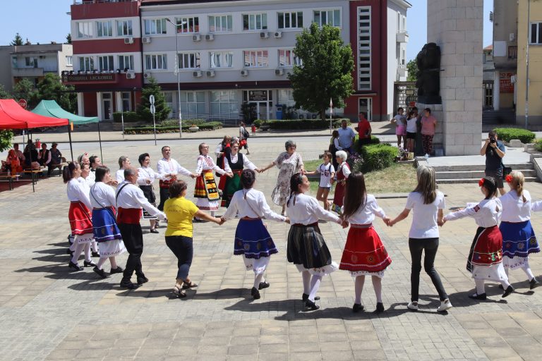 В Лясковец Фестивал „Красотата на душата“ показа творчеството на майсторката на народни носии и сценични облекла Анелия Тахрилова