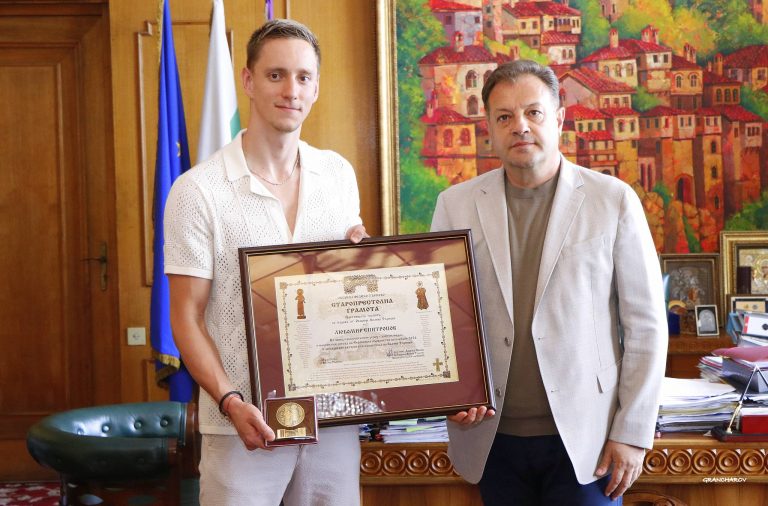 Горещи новини | Кметът Даниел Панов връчи знамето на В. Търново на Любомир Епитропов