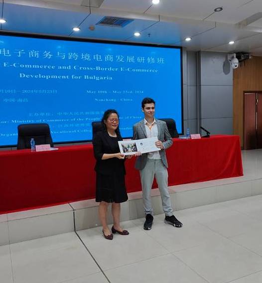 Общество | Търновски ученик беше на бизнес посещение в Китай