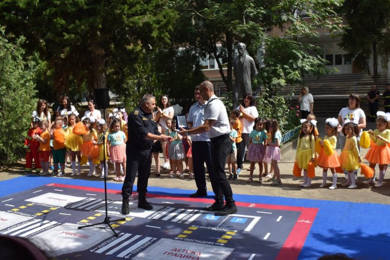 Горещи новини | Наградиха бивш полицай и  ученик за гражданска доблест