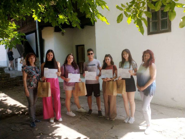 Общество | Млади екскурзоводи завършиха обучението си и получиха дипломи