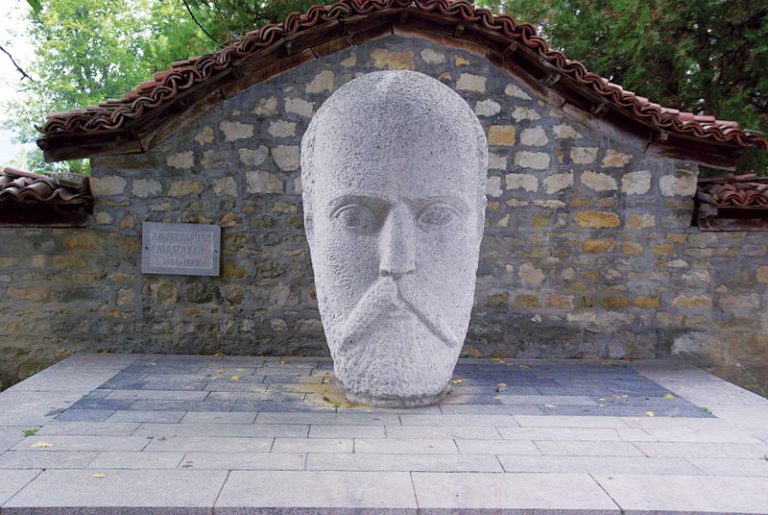 Паметник на Макгахан се  издига в центъра на Елена