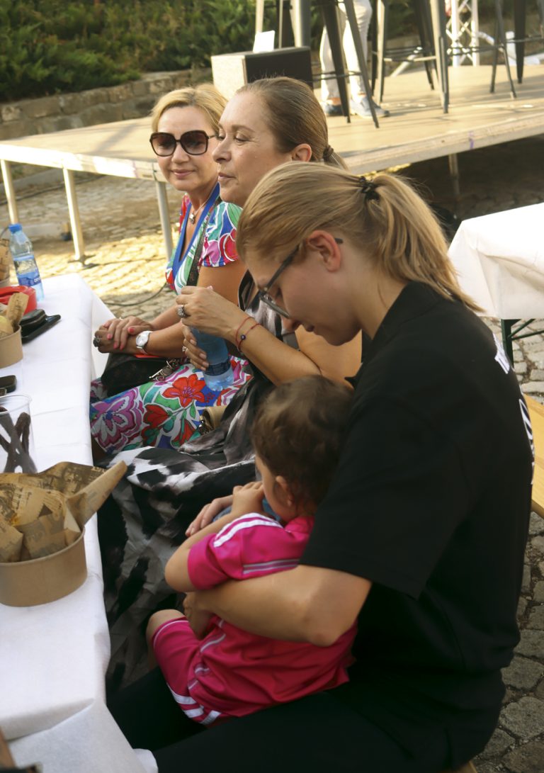 Мъжът на Галена купи тениските на Стоичков и Балъков за 12 хил. лв.