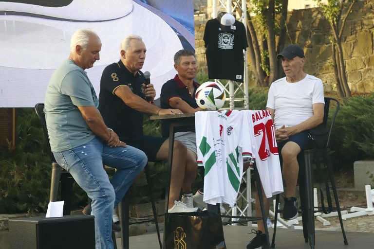 Мъжът на Галена купи тениските на Стоичков и Балъков за 12 хил. лв.