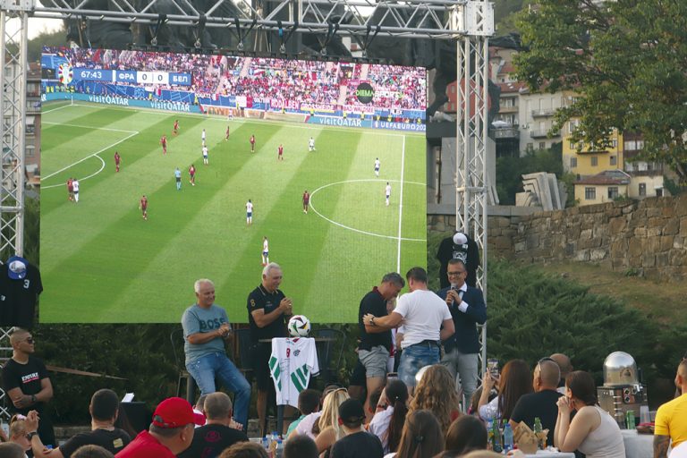 Мъжът на Галена купи тениските на Стоичков и Балъков за 12 хил. лв.