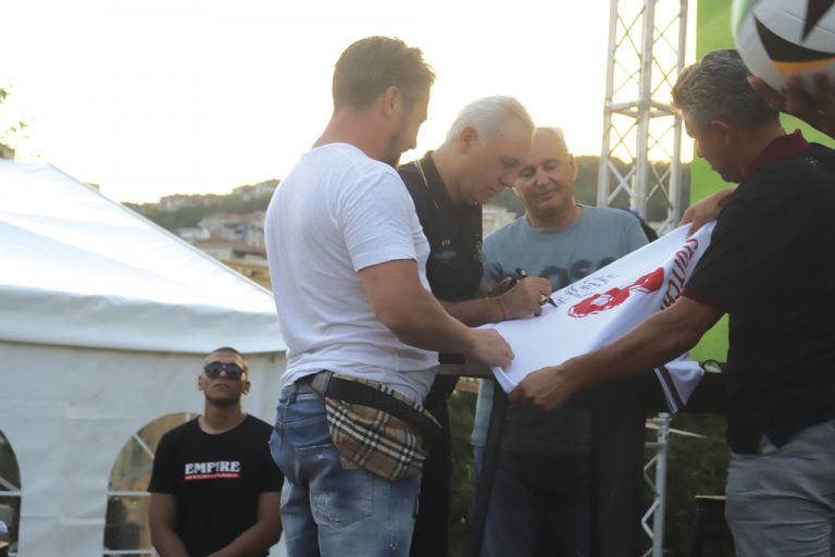 Мъжът на Галена купи тениските на Стоичков и Балъков за 12 хил. лв.