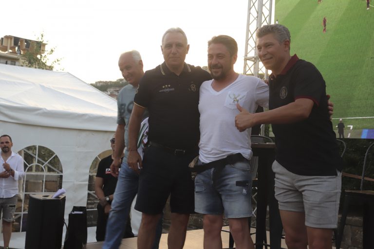 Горещи новини | Мъжът на Галена купи тениските на Стоичков и Балъков за 12 хил. лв.