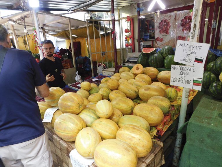 Прасковите са хитът на пазара, щандовете отрупани с дини и пъпеши