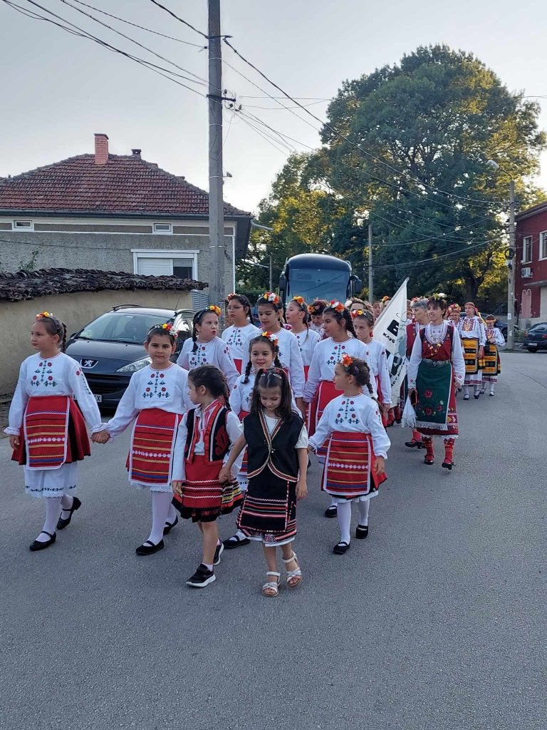 Поликраище празнува с много песни и танци