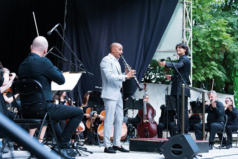 Горещи новини | Йордан Камджалов и Плевенската филхармония гостуват с “Музикална магия” в Летния театър