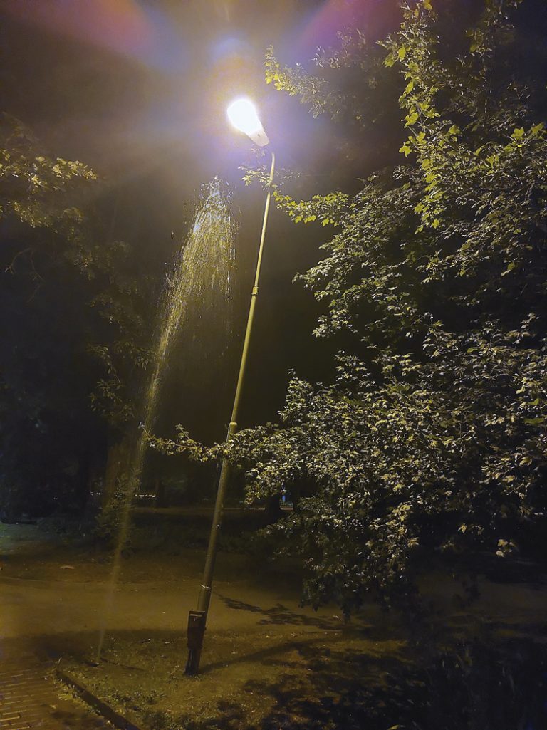 Горещи новини | Заливат с нафта коли на паркинг